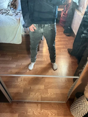 Replay anbass  - Snygga replay anbass slim fitt dom har en slitning på knät och har en passform:)