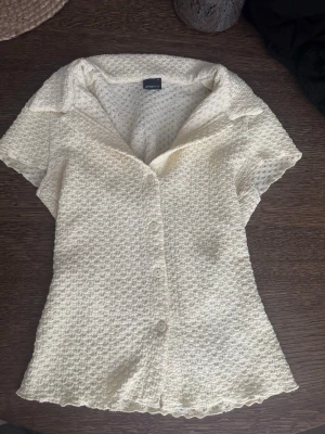 Sommartopp med knappar framtill  - Jättefin ljusgul topp med knappar framtill från Gina Tricot. Storlek SMALL. Mycket fint skick! Kom gärna med prisförslag🫶🏻