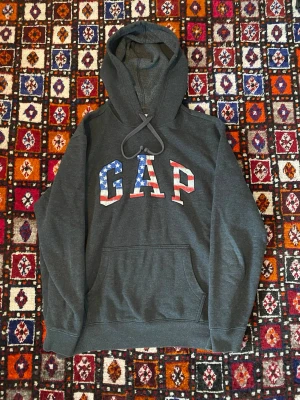 GAP USA hoodie  - Säljer denna tvär feta GAP hoodien med ett USA motivet i ordet! Riktig fet tröja som knappt använd! Pris kan diskuteras! 