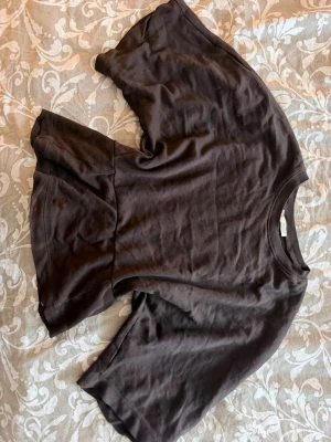 Brun t-shirt - En enkel brun t-shirt med rund hals och korta ärmar. Tillverkad i mjuk bomull som känns skön mot huden. Perfekt till jeans eller shorts för en avslappnad look.