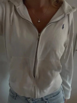 Vit Ralph Lauren zipup hoodie☺️ - Vit hoodie från Ralph Lauren med dragkedja framtill. Tillverkad i mjukt bomullsmaterial💕