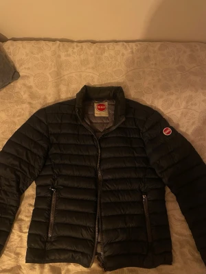 Colmar Jacka - Hej! säljer nu den hära dunjackan från Colmar i riktigt bra skick! Den kommer vara riktigt snygg nu till våren så passa på! Nypris 3600, mitt pris 1400kr. Om ni har frågor så är det bara att höra av er! Vid snabb affär kan jag gå ner lite i pris😁