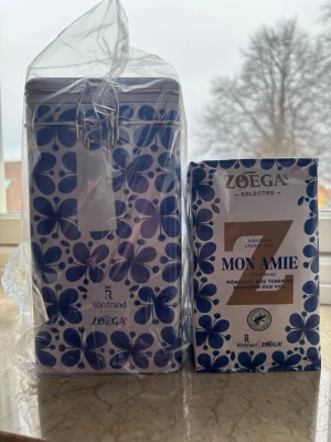 Zoégas Mon Amie kaffeburk och kaffe - Säljer ett Zoégas Mon Amie kaffe tillsammans med en matchande plåtburk från Rörstrand. Både kaffepaketet och burken har det klassiska blåblommiga Mon Amie-mönstret. Perfekt för dig som gillar snygg förvaring och gott kaffe. Båda är helt oöppnade!