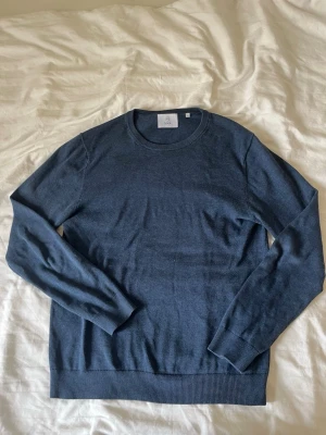 Bläck tröja  - Säljer en blå tröja med märket bläck, köpt på mq och storlek s. Tröjan är i väldigt fint skick och har inga tecken på användning. 