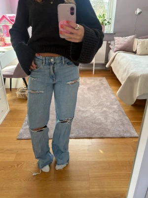 Trendiga Zara jeans - Säljer dessa trendiga Zara jeans som inte säljs längre. Storlek 36💗🤗
