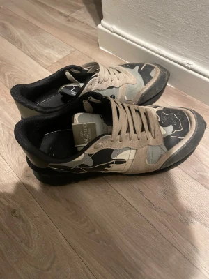 Valentino rockrunners - Mkt fin skick använda men fortfarande mycket kvar o ge, endast en sömn som släppt men absolut inget man tänker på! Kan lösa bild om man vill ha! Funkar 42-43 