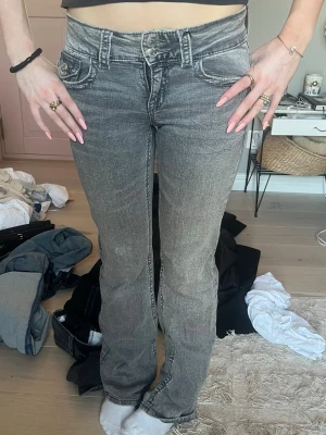 Lågmidjade bootcut jeans  - Grå bootcut jeans från Gina. Jätte fint skick, strl 164 men passar mig som vanligtvis har strl s och är 162cm. Skriv för fler bilder💕