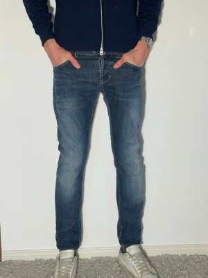 Blå dondup jeans skinny fit - Snygga blå jeans från Dondup i slim fit-modell. Jeansen har klassisk femficksdesign, normal midja och är tillverkade i bomull med lite stretch för extra komfort. Perfekta till sneakers och hoodie för en avslappnad look.