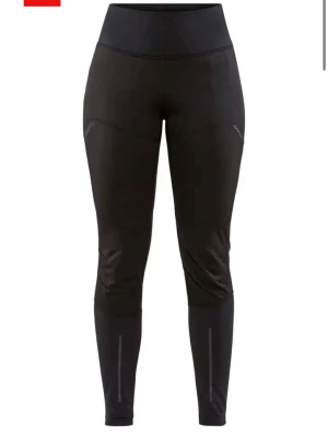Svarta träningstights från Craft - Svarta fodrade träningstights från Craft. Perfekta för löpning eller längdskidåkning utomhus. Lite knoppriga på vissa ställen (se sista bilden) annars fint skick.