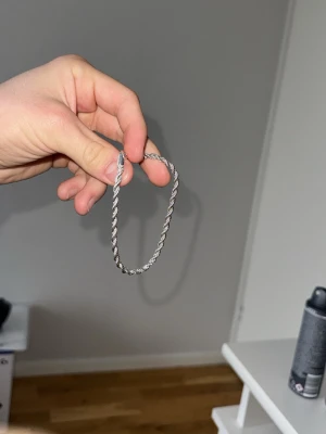 Tvinnat armband i äkta silver 925 - Snyggt armband i äkta 925 silver med tvinnad kedja och rund bricka med 925-stämpel. Armbandet har en stilren och modern look som passar perfekt till dig som gillar silverdetaljer. Den är silverplaterad