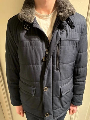 Jacka med fur - Hej! Säljer nu denna Pierre Cardin jacka med avtagbar fur. Storlek 48 vilket motsvara S/M. Mycket bra skick. För referens är modellen 190cm och väger 83kg. Hör av dig vid eventuella frågor.