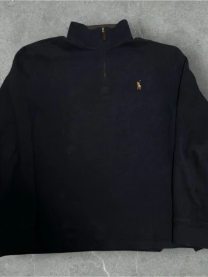 Ralph Lauren Half Zip - 📍Storlek:S  💪🏽Skick:Mycket bra   📐Mått:Längd:62cm:Bred:46:cm  📎Material:100%Bomull:  📦Skickar alltid inom 24h  💸Köp fler plagg för att få billigare pris  ✅Äkthetsgaranti