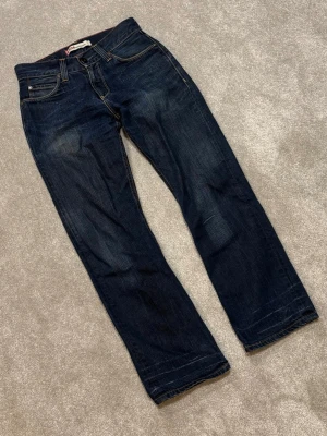 Levis 506 Standard - Levis 506 Standard. Riktigt fint skick, inga defekter. Size 31/32. Modellen på bilderna är 183cm och väger 67kg. Mått: Midja: 39cm, Lår: 29cm, Benslut: 20.5cm, Ytterben: 102cm. Hör av dig vid intresse!