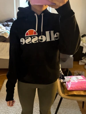 Svart Ellesse hoodie med logga - Aldrig använd 
