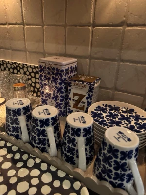 Blåvit kaffeburk Rörstrand x Zoégas - Säljer en snygg kaffeburk i plåt från Rörstrand i samarbete med Zoégas. Perfekt för att förvara kaffe eller te och blir en fin detalj i köket.  OBS: med kaffe på köpet 2 pack! 