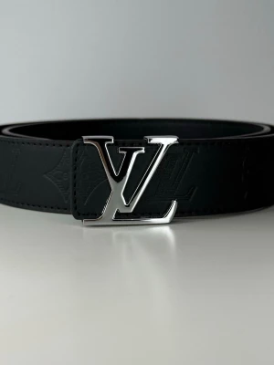 Bälte  - Bälte i svart och silver, storlek 110 cm, kommer med en Bältetång så går att minska.