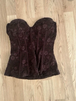 Virala Zara korsett - Säljer denna snygga virala korsettet från Zara. Ny med prislapp. Helt utsåld. Korsetten har vadderade kupor och en figurnära passform som framhäver siluetten. Perfekt för dig som vill ha en trendig och elegant look.