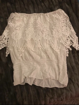 Tube topp  - Jätte fin till våren och sommaren. Den har några fläckar under armarna som var där när jag köpte den på vinted,men de syns inte på! Men de går troligtvis bort i tvätten! Skriv super gärna om du vill ha fler bilder eller info💕💕