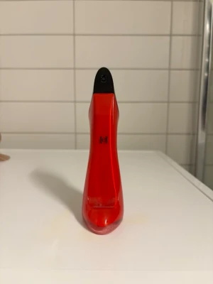 Carolina Herrera Good Girl parfym - Säljer en Carolina Herrera Good Girl parfym i en unik flaska formad som Anthög klack. Flaskan är röd med svart topp och guldfärgad klack, vilket ger en lyxig och trendig kän tang. Perfekt för dig som vill ha en ikonisk och confy do soparfymflaska i samlingen.