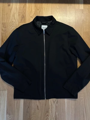 Half sip Jack and Jones - Half zip / jacka från jack & jones. Svart, skick som ny ingen skada eller liknande. Storlek M men passar även S. Skriv om intresserad!