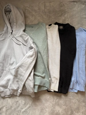 Herr fem stycken sweatshirts - klädpaket  - Säljer fem snygga sweatshirts i storlek mellan XS-S. Ljusblå hoodie från H&M storlek XS, Grå tröja från Cubus storlek S, Svart sweatshirt med krage från H&M storlek S, Blå sweatshirt från H&M i storlek XS/S, Grön sweatshirt från lager 157 i storlek XS (en defekt på sista bilden)