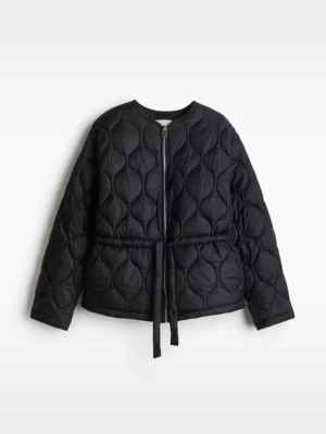 Svart pufferjacka med knytband - Snygg svart pufferjacka från Hm. Storlek M men sitter väldigt fint på mig som är xs/s normalt. Använd typ 3 gånger och fortfarande i nyskick :)💕💕💕