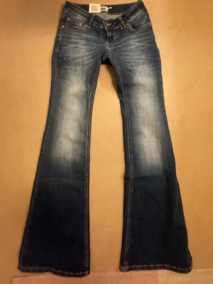 Blaze flare/bootcut lager 157 S - Lowrise/lowwaist jeans med blå fade Full length  (W27-28) Helt nya bara testade Ingen slitage 400kr i butik