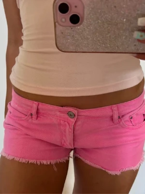 Rosa shorts - Såå snygga Lågmidjade rosa shorts! Midjemått rakt över: 38. Jag är 168 och det är mina bilder, köp via köp nu direkt eller Swish, kvar tills markerad som såld 💖 