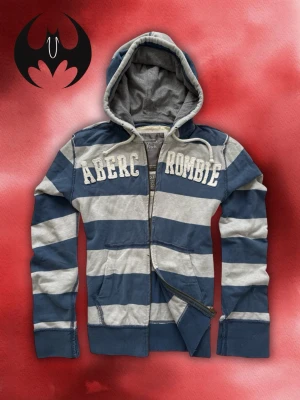 Vintage Abercrombie & fitch Zip-Hoodie Jacka - Säljer denna mest sjukaste extremt sällsynta Abercrombie & Fitch zip Jacka, uppe på bud just nu! 2100 kroner | Mycket bra skick | Size M men funkar också L  | Längd: 69cm Bredd: 53cm Armlängd: 72cm | Modell 178cm 60kg