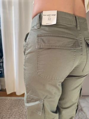 Lågmidjade byxor - Lågmidjade byxor , helt oanvända. Jag är 165 cm💗💗kan frakta eller mötas i Stockholm.