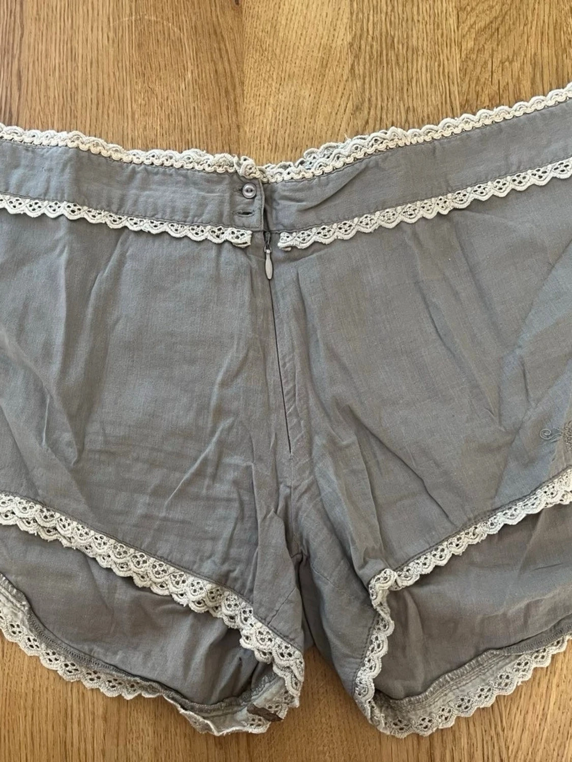 Grå pyjamasshorts med spetsdetaljer