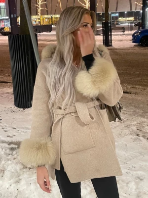 Fur Stockholm kappa  - Jättefin pälskappa från fur Stockholm i storlek S använd ett fåtal gånger men i superfint skick. Nypris runt 2300kr