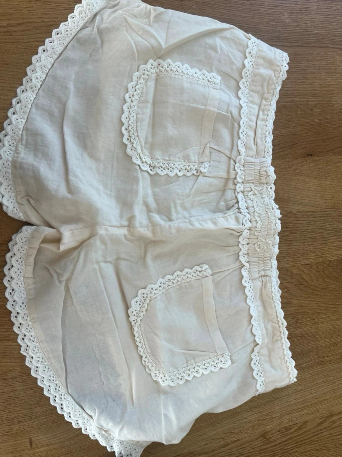 Vita spetskantade shorts med fickor - 1