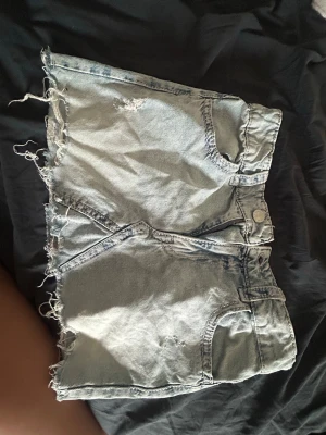 Ljus jeanskjol med fransig kant💞 - Kjol från gina använt ca 3 gånger!! 
