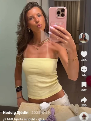Gul bandeau tubtopp från Subdued - Snygg ljusgul bandeau tubtopp från Subdued. Toppen är ärmlös och axelbandslös, perfekt för varma dagar. Tillverkad i mjuk bomull med stretch för skön passform. Enkel och stilren design som är lätt att matcha.