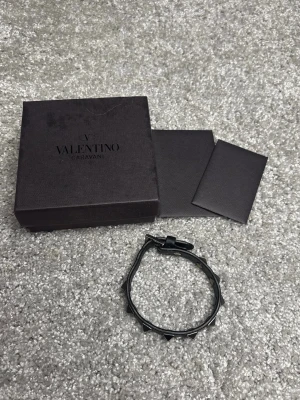 Valentino Armband - Valentino Armband| Storlek: One Size: man ställer in storleken genom knappar| Skick: 9/10| Vad ingår? Två Valentino kort samt låda| Självklart äkta!| Pris: 1149kr| Nypris: 3000kr+| Priset går alltid att diskutera😊