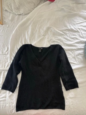 Svart Sticksd Trekvartsärmad Topp - Säljer denna jätte fina topp ifrån H&M, Toppen är i storlek S, och är V- ringad! Perfekt topp till en put-togheter look! Toppen packas säkert och kommer ren!💓