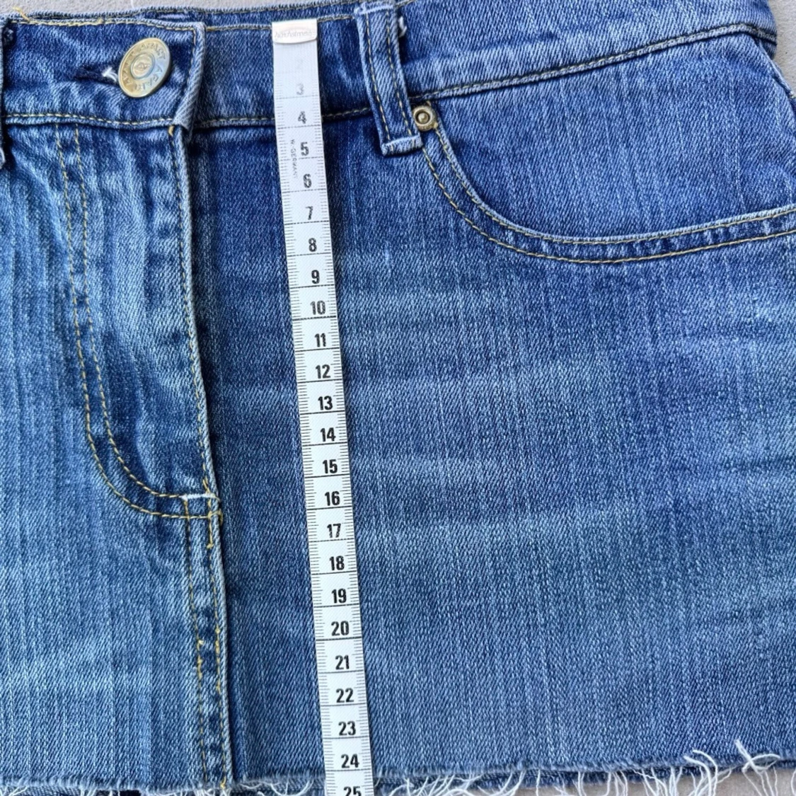lågmidjad jeanskjol med nitar - 3