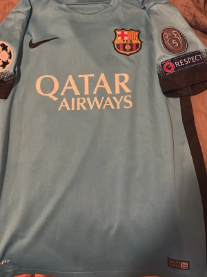 Barcelona Neymar Jr matchtröja blå - Snygg ljusblå FC Barcelona matchtröja från Nike med Neymar Jr och nummer 11 på ryggen. Tröjan har Champions League-patchar på ärmarna, Qatar Airways som sponsor framtill och Unicef-logga bak. Tillverkad i lätt och ventilerande Dri-FIT-material.