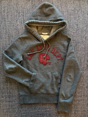 Abercrombie & fitch hoodie ~ vintage  - Sjukt eftertraktad Abercrombie & Fitch hoodie ~ sällsynt 2000’s modell som inte längre produceras | st S/true size | Rekomenderad längd mellan 170–180cm | färg grå | klassisk passform | OBS kan gå ner lite i pris vid snabb affär! 🏄