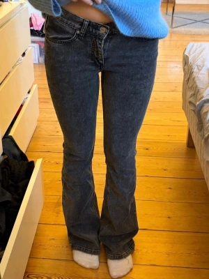 Svarta bootcut jeans  - Säljer ett par svarta bootcut jeans. Jeansen har en lätt tvättad look och raka ben som går ut lite nedtill🙌🤩