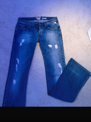 Lågmidjade bootcut jeans - Midjemåttet 34 innerbenslängd 80. Snygga lågmidjade bootcut jeans från Replay. Super bra skick. Skriv vid frågor. Postar snabbt