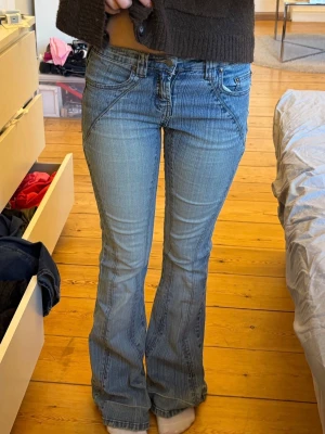Blå bootcut jeans med låg midja - Snygga blåa bootcut jeans med låg midja och markerade sömmar🩵