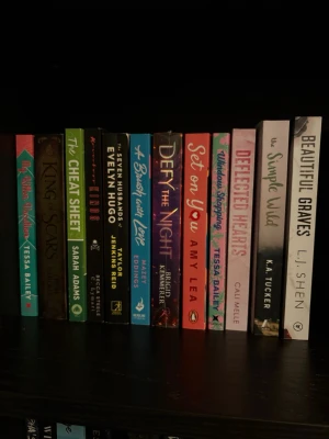  skönlitteratur på engelska - Olika författare, bland annat Tessa Bailey, Taylor Jenkins Reid och Leigh Bardugo. 