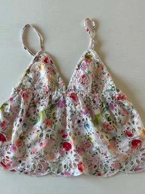 Blommig spetslinnetopp från Gina Tricot - Säljer denna blommiga toppen från Gina tricot i storlek 36/S. Köpte den nyss på vinted men den var tyvärr för liten i bysten och därför säljer jag vidare den. Toppen är i jättefint skick och ser helt ny ut! Pris kan diskuteras!