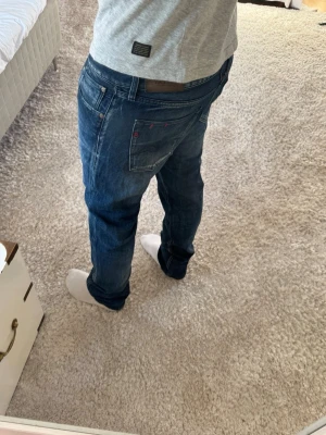 Replay jeans  - Replay Lenrick Jeans | Bra skick | Storlek 34/32 sitter som 33/32 | Pris - 549kr | Modellen är ca 180cm lång | Hör av dig vid minsta fråga eller fundering!!