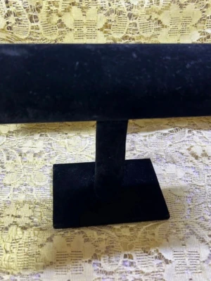 Två sammetsklädda smyckesställ - Säljer två cylinderformade smyckesställ i sammet, ett i svart och ett i rosa. Perfekta för att visa upp armband eller klockor på ett snyggt sätt i rummet eller garderoben. Båda har stabil fot och mjuk yta som skyddar accessoarerna.  69kr/st , samma frakt om du vill ha två