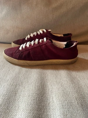Saint Laurent  - 4.5/10 Skick, Synliga defekter i hälen men ej på undersidan/mockan. Innersulorna är i dåligt skick. Går att andvända skorna men rekommenderar Heel patches [ kan skicka med :) ]