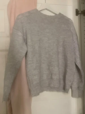 Grå stickad tröja  - Jätte mysig stickad tröja från Gina Tricot. Helt perfekt nu i vinter och inför våren. Den är använd men fortfarande i bra skick och inga synliga defekter. Det är storlek 146-152 men skulle säga att den är som en vanlig XS eller 160. Vid frågor och funderingar, skriv till mig💞💞( Första bilden är inte min! )