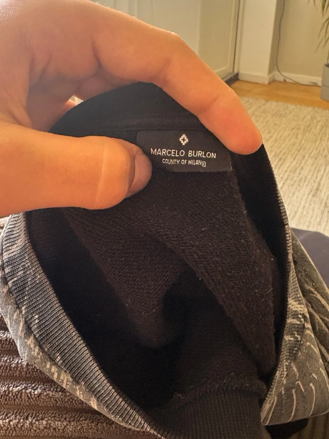 Svart sweatshirt med vingtryck från Marcelo Burlon - 2